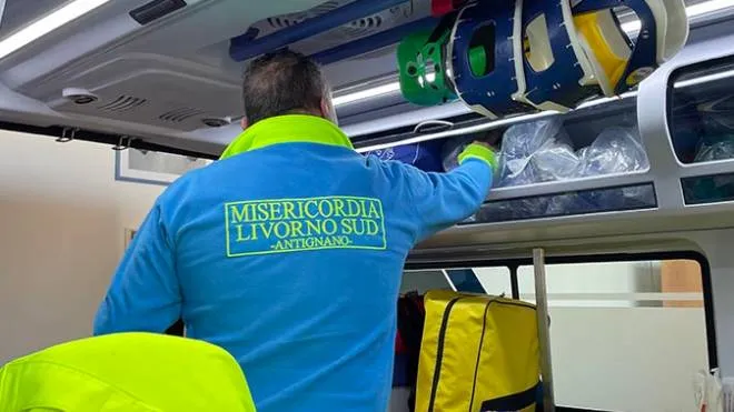 Ambulanza e volontari Misericordia Livorno Sud Antignano