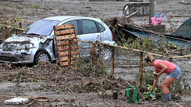 Allagamenti, alberi caduti, auto trascinate e invase dall'acqua, case scoperchiate (Foto Novi)