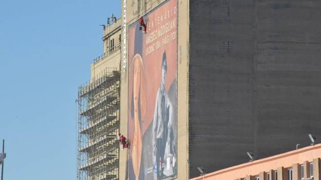 Il manifesto con Modigliani sul silos (Foto Novi)