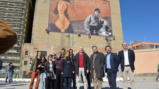 Il manifesto con Modigliani sul silos: un momento dell'inaugurazione (Foto Novi)