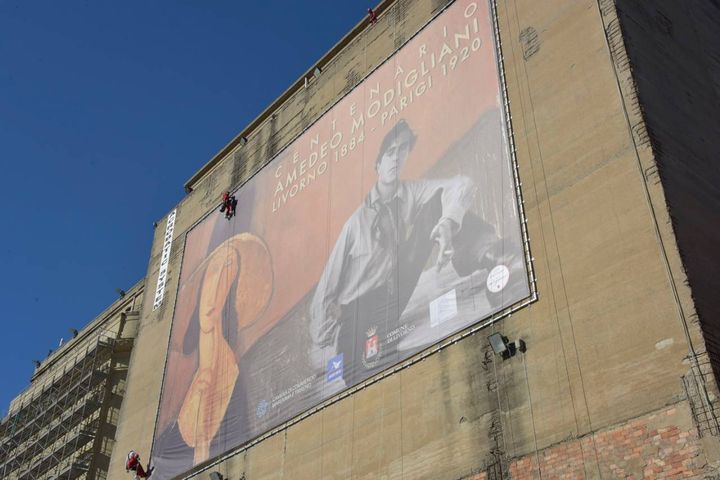 Il manifesto con Modigliani sul silos (Foto Novi)