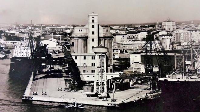 Il silos in una vecchia immagine