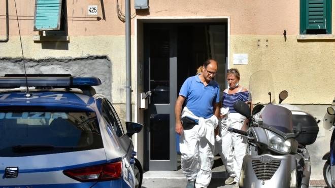 Donna trovata morta a Livorno, le indagini della Polizia scientifica (Foto Novi)