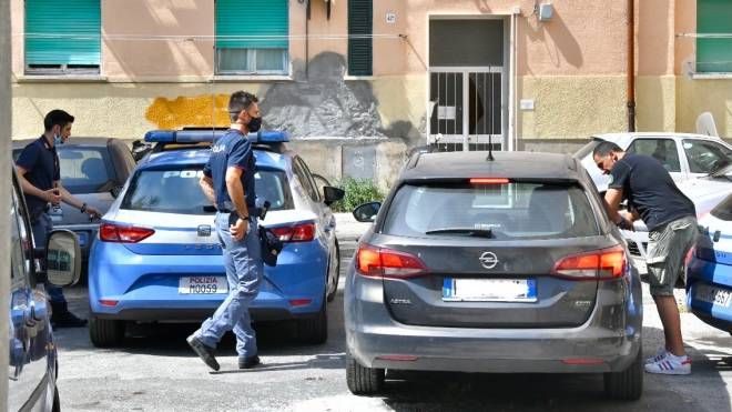 Donna trovata morta a Livorno, le indagini della Polizia scientifica (Foto Novi)
