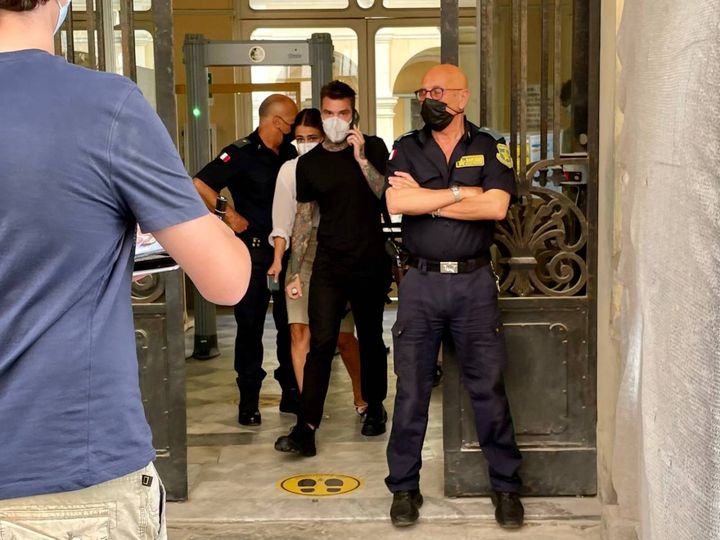 Livorno, Fedez esce dal tribunale dopo essere stato assolto dall'accusa di diffamazione (Foto Novi)