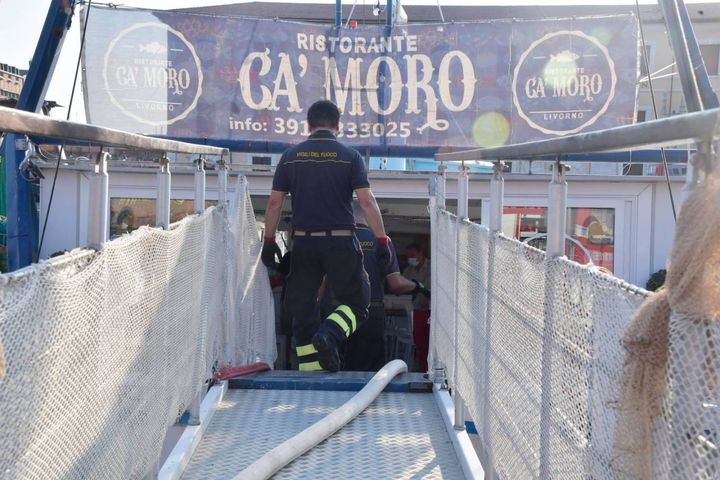 Livorno, la barca ristorante "Ca'Moro" affonda (Novi)