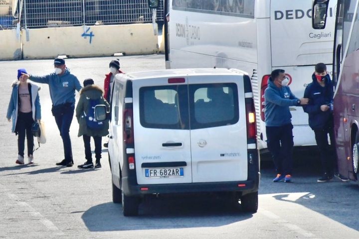 L'arrivo a Livorno degli orfani in fuga dalla guerra (foto Novi)