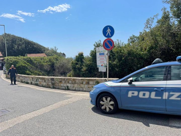 Livorno, donna di 78 anni trovata morta in spiaggia a Quercianella
(foto Novi)