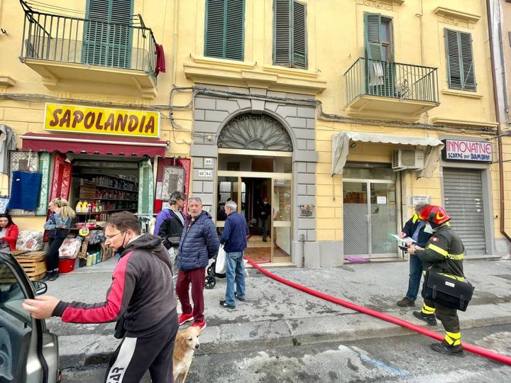 Incendio a Livorno in via Garibaldi (Foto Novi)