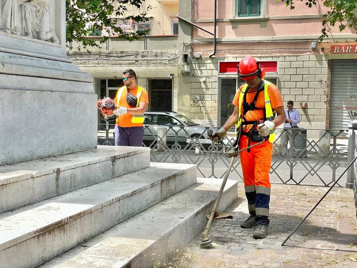 Livorno, rimozione erbacce in piazza XX settembre
(foto Novi)