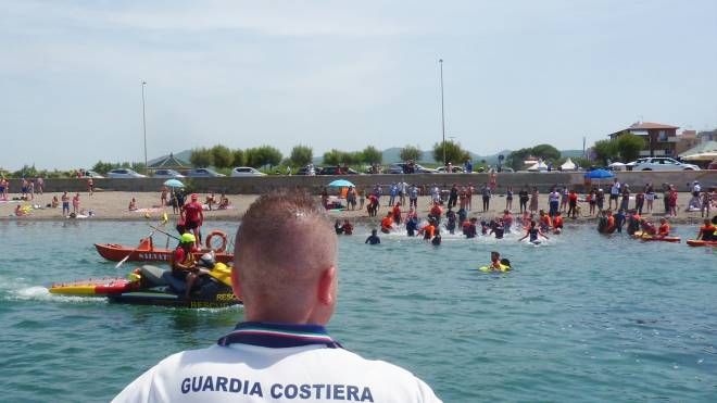 I cani bagnino della SICS insegnano la sicurezza in mare agli studenti dell'Istituto Vespucci-Colombo di Livorno