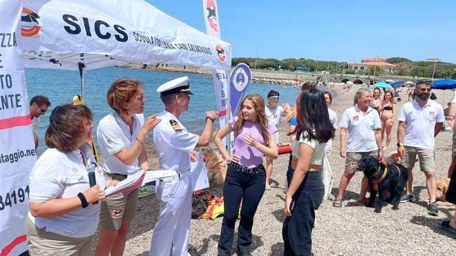 I cani bagnino della SICS insegnano la sicurezza in mare agli studenti dell'Istituto Vespucci-Colombo di Livorno