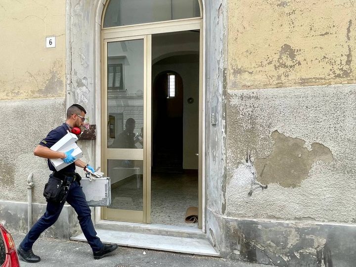 Sequestrate munizioni e materiale infiammabile in via Gori a Livorno
(foto Novi)