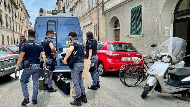 Sequestrate munizioni e materiale infiammabile in via Gori a Livorno
(foto Novi)