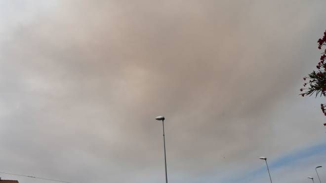 La nuvola di fumo arrivata su Livorno (Foto Lanari)
