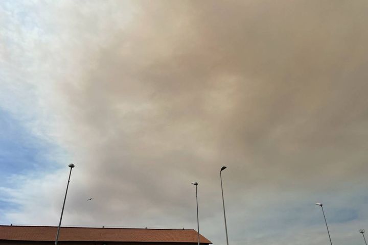 La nuvola di fumo arrivata su Livorno (Foto Lanari)
