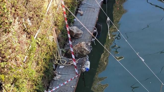 Livorno, due grossi macigni si sono staccati da una spalletta lungo gli scali Saffi angolo via del Cardinale
(foto Lanari)