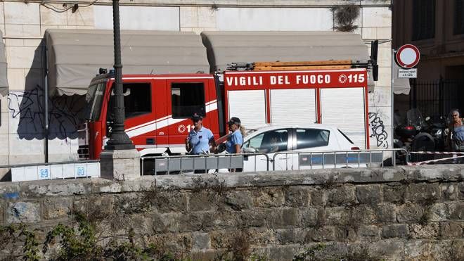 Livorno, due grossi macigni si sono staccati da una spalletta lungo gli scali Saffi angolo via del Cardinale
(foto Lanari)