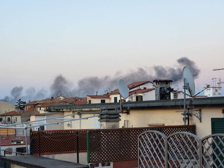 La colonna di fumo su Livorno