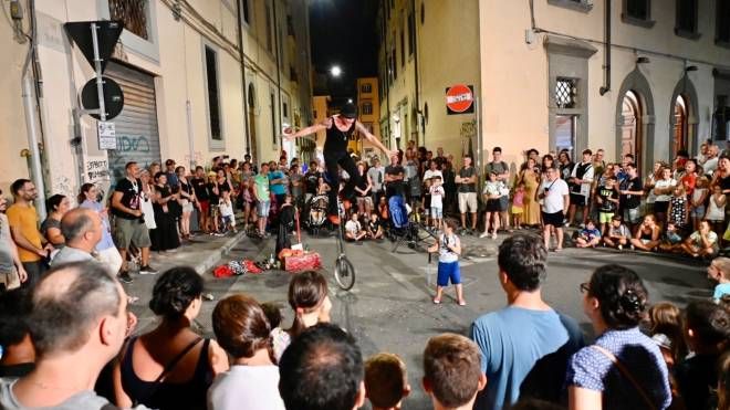 Effetto Venezia, gli artisti di strada incantano Livorno (Foto Novi)