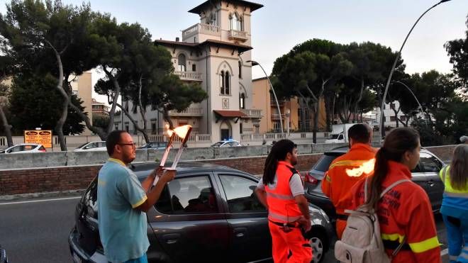 Livorno, la fiaccolata per la commemorazione dell'alluvione (Foto Novi)