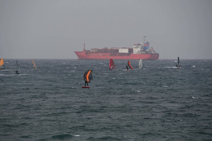 I surfisti ai Tre Ponti (Foto Lanari)
