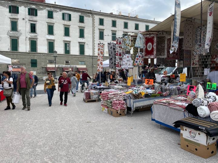 Un momento del mercato in piazza della Repubblica (Lanari)