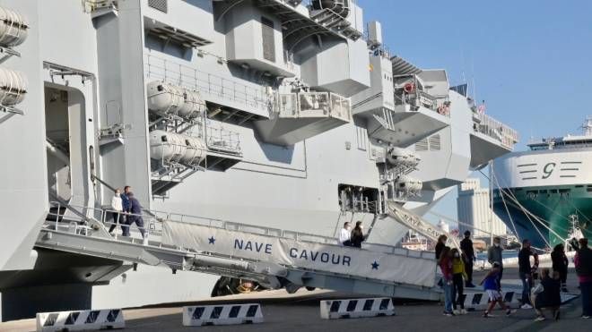 La portaerei Cavour a Livorno, le foto della visita sopra la nave (Novi)
