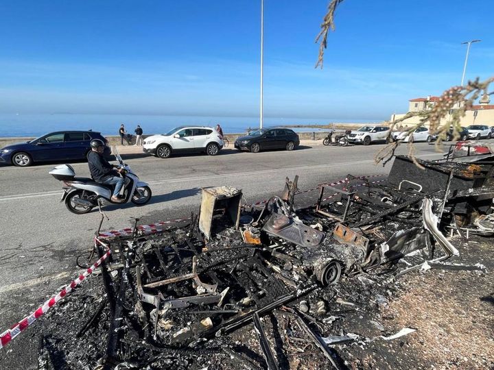 Incendio a Livorno, camper e roulotte a fuoco in viale Italia (Foto Novi)