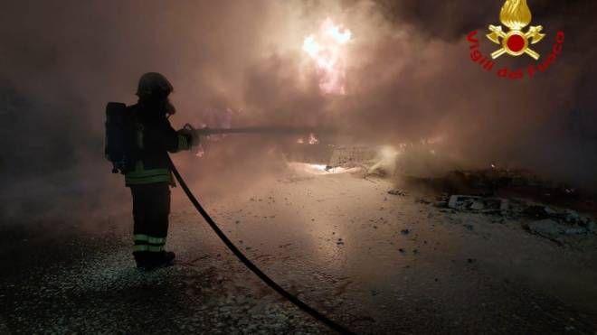 Incendio a Livorno, camper e roulotte a fuoco in viale Italia (Foto Vigili del fuoco)