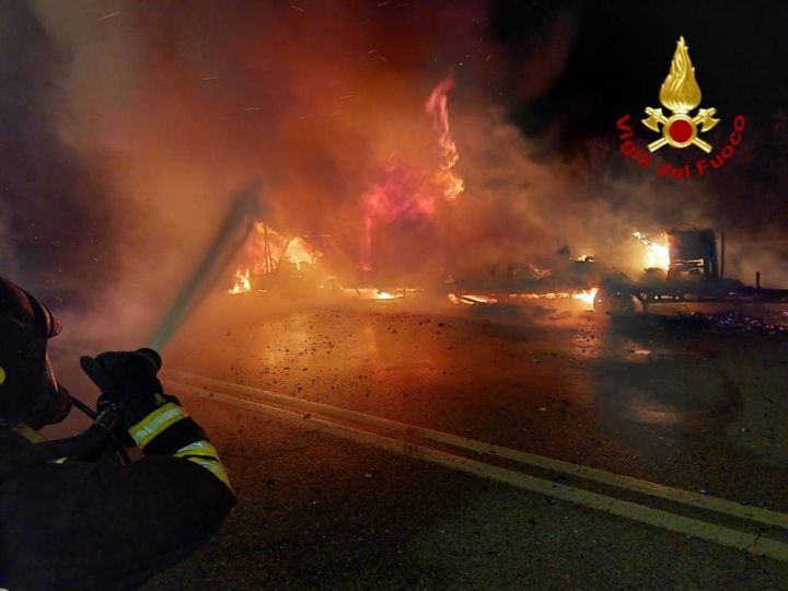 Incendio a Livorno, camper e roulotte a fuoco in viale Italia (Foto Vigili del fuoco)