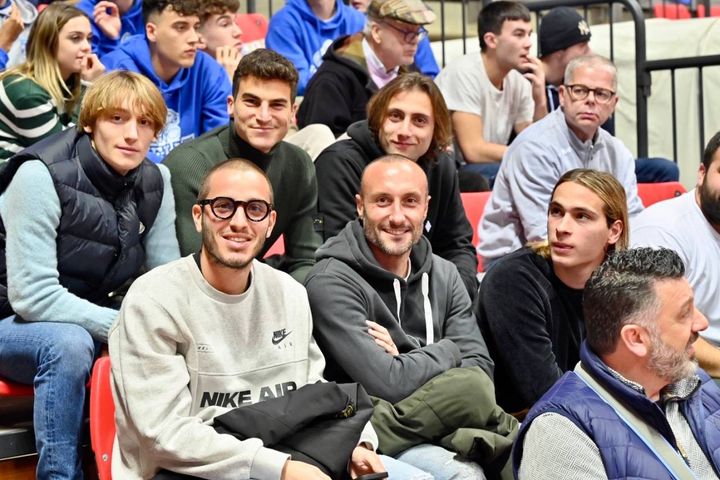 Anche il Livorno Calcio alla partita: Andrea Luci sorride al fotografo