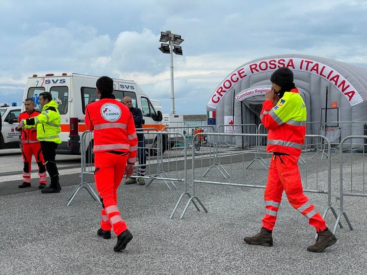 Migranti a Livorno, allestite le tende al porto