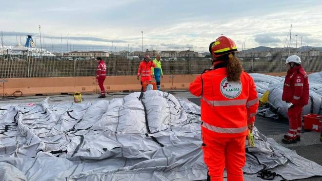 Migranti a Livorno, allestite le tende al porto