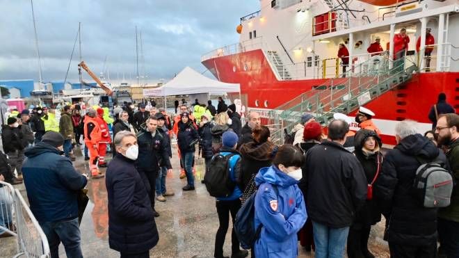 La nave di Emergency carica di migranti a Livorno (foto Alessio Novi)