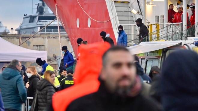 La nave di Emergency carica di migranti a Livorno (foto Alessio Novi)