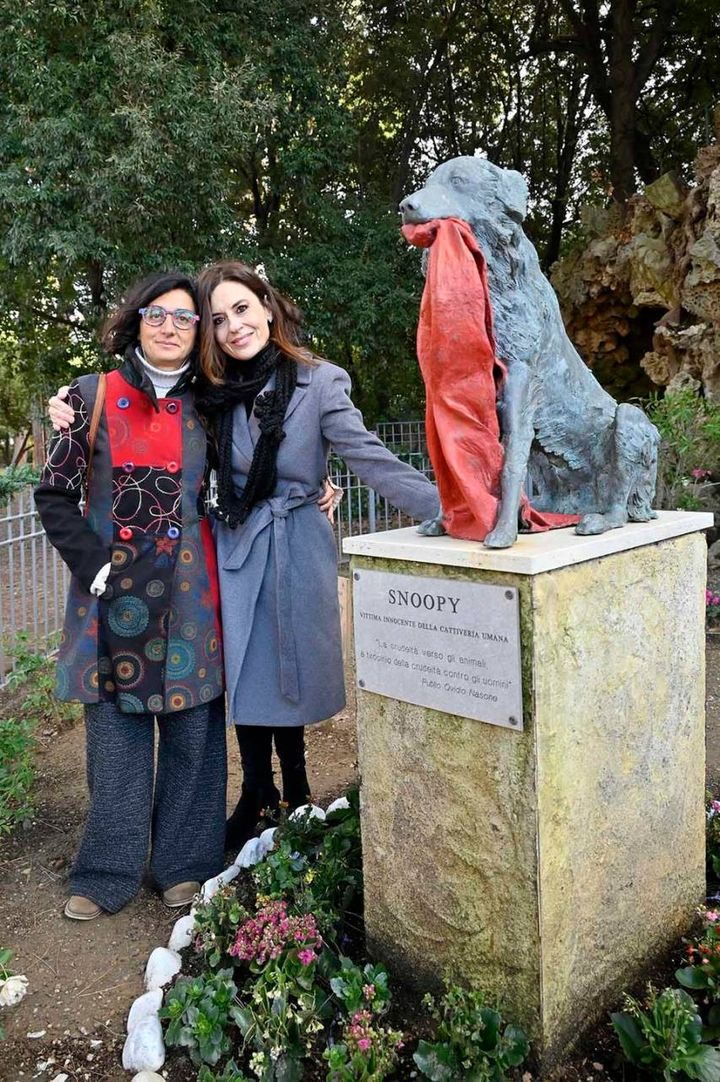 Livorno, Alessia Cavaliere e 'la zia' di Snoopy, Arianna,  a Villa Fabbricotti davanti alla statua di Snoopy (foto Novi)