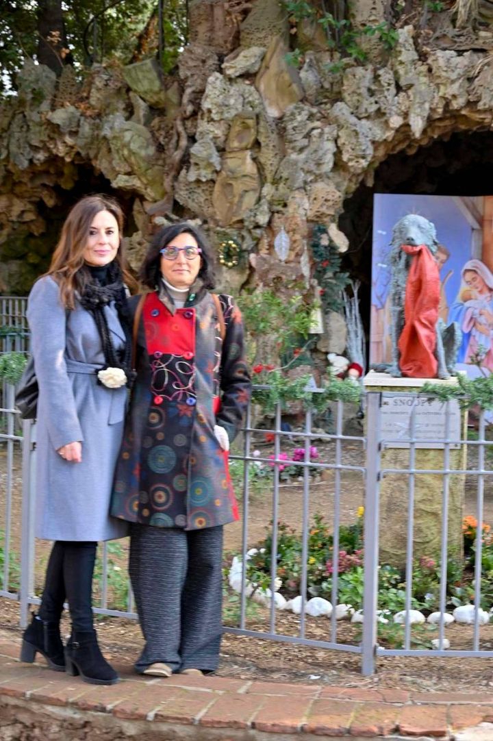 Livorno, Alessia Cavaliere e 'la zia' di Snoopy, Arianna,  a Villa Fabbricotti davanti alla statua di Snoopy (foto Novi)
