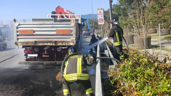 Incendio di un camion al casello autostradale di Pistoia (Foto vigili del fuoco)