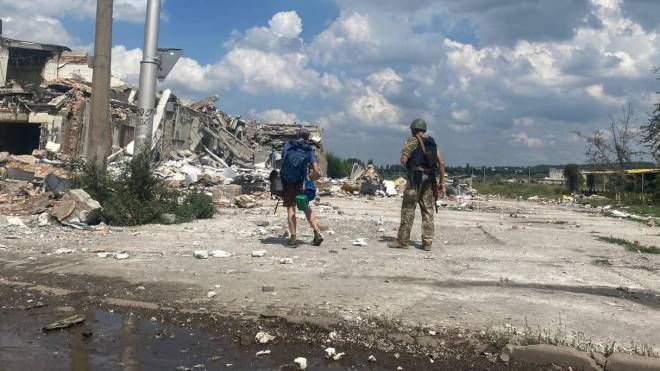 Soldati ucraini vicino ad alcune rovine