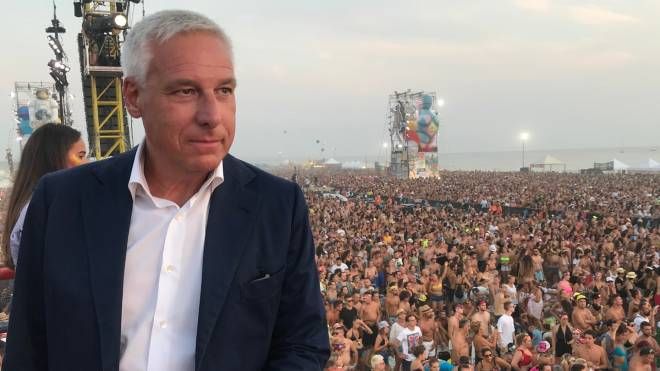 Giorgio Del Ghingaro affacciato sulla fiumana dei primi due Jova Beach Party