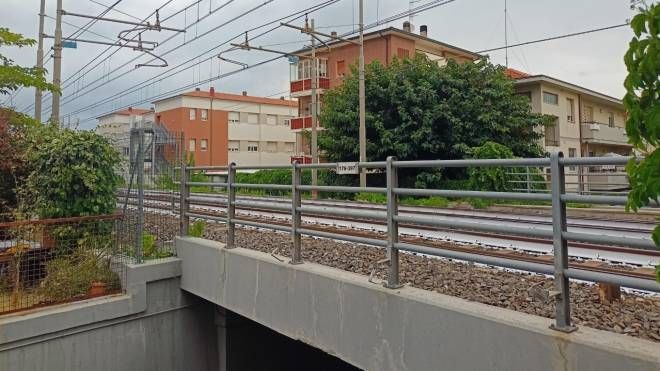 Tragedia a Senigallia, padre e figlio morti investiti dal treno (Foto Ansa)