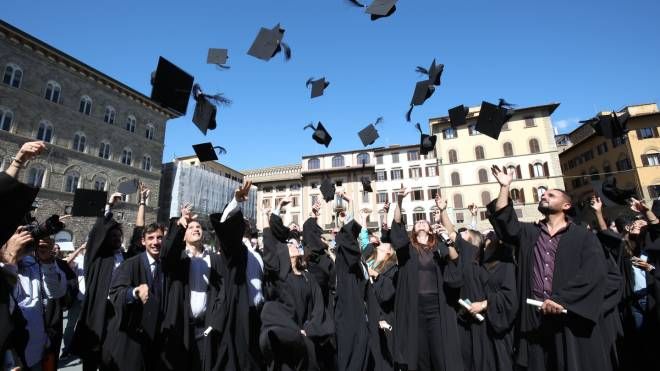 Firenze, nuovi dottori di ricerca: il lancio del cappello in piazza della Signoria