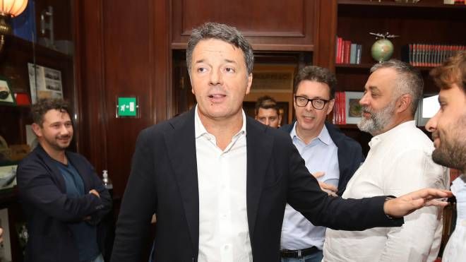 Il senatore Matteo Renzi ieri in piazza Santa Maria Novella