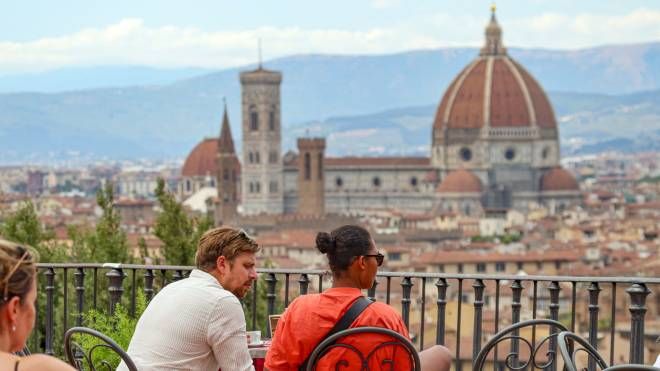 Firenze, turisti al piazzale Michelangelo (Foto Germogli)