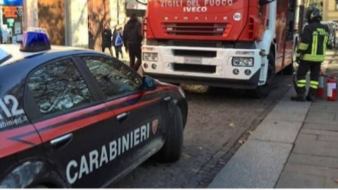 L'intervento di carabinieri e vigili del fuoco