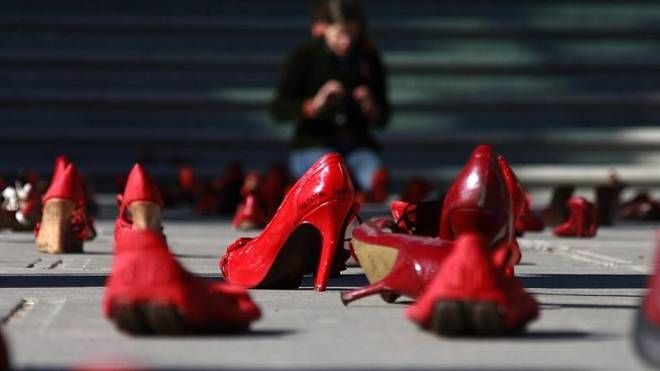 La scarpa rossa simbolo della giornata contro la violenza sulle donne
