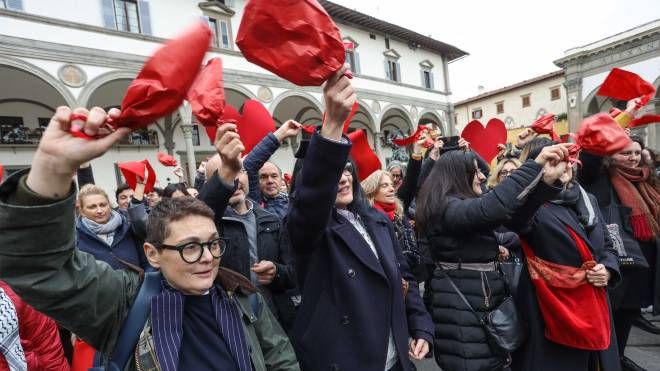 Giornata contro la violenza sulle donne, il flash mob a Firenze (Foto New Press Photo)