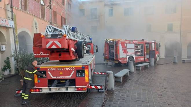 Incendio oggi a Grosseto, a fuoco in centro un negozio di cappelli
