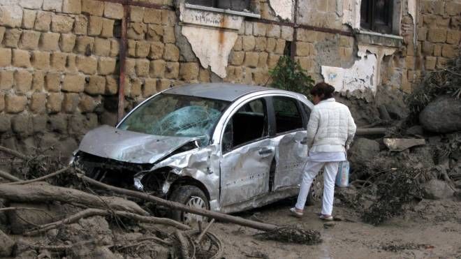 Un'auto distrutta dalla frana a Ischia (Foto Ansa)